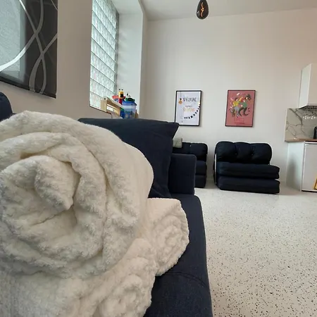 Oaza Resetu Chill Escape Parking Gratis Przy Drzwiach Apartamentu Automat Z Grami Retro Rzutki Noble Aparts Apartament