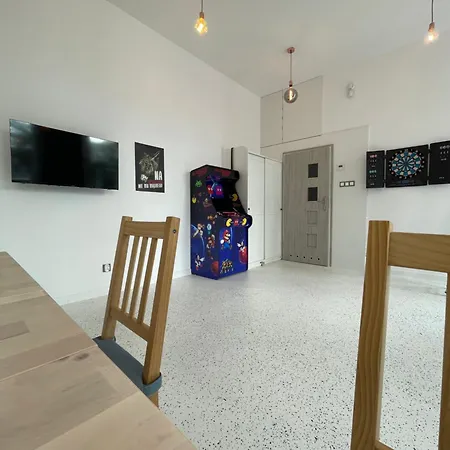 Apartament Oaza Resetu Chill Escape Parking Gratis Przy Drzwiach Apartamentu Automat Z Grami Retro Rzutki Noble Aparts
