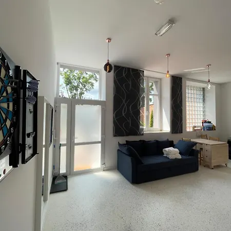 Oaza Resetu Chill Escape Parking Gratis Przy Drzwiach Apartamentu Automat Z Grami Retro Rzutki Noble Aparts