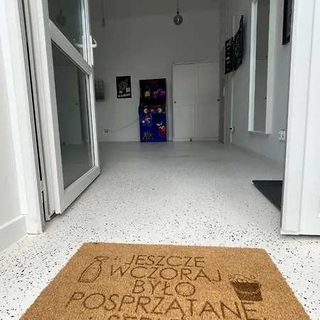 Oaza Resetu Chill Escape Parking Gratis Przy Drzwiach Apartamentu Automat Z Grami Retro Rzutki Noble Aparts