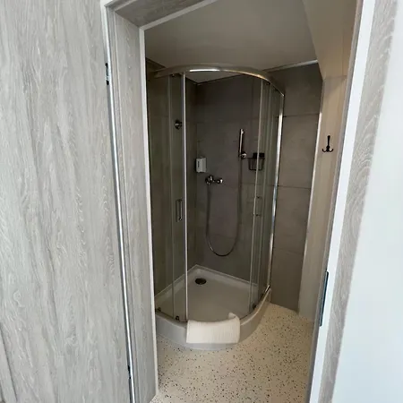 Oaza Resetu Chill Escape Parking Gratis Przy Drzwiach Apartamentu Automat Z Grami Retro Rzutki Noble Aparts *