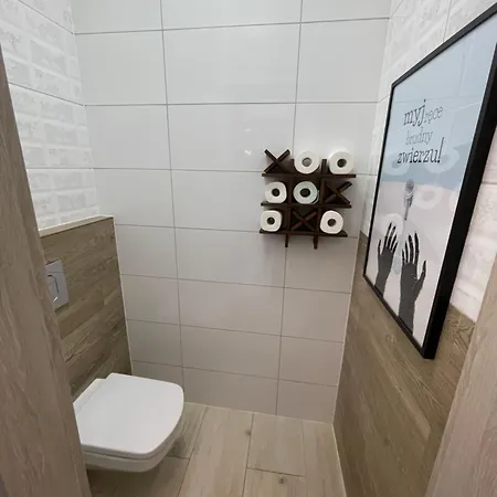 Oaza Resetu Chill Escape Parking Gratis Przy Drzwiach Apartamentu Automat Z Grami Retro Rzutki Noble Aparts