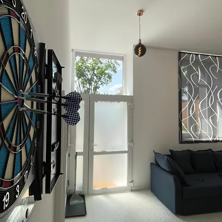 Oaza Resetu Chill Escape Parking Gratis Przy Drzwiach Apartamentu Automat Z Grami Retro Rzutki Noble Aparts