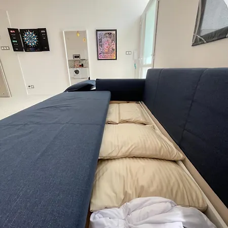 Oaza Resetu Chill Escape Parking Gratis Przy Drzwiach Apartamentu Automat Z Grami Retro Rzutki Noble Aparts