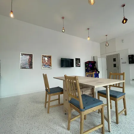 Oaza Resetu Chill Escape Parking Gratis Przy Drzwiach Apartamentu Automat Z Grami Retro Rzutki Noble Aparts Łódź