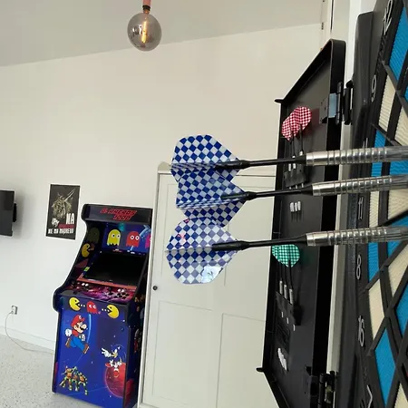 Oaza Resetu Chill Escape Parking Gratis Przy Drzwiach Apartamentu Automat Z Grami Retro Rzutki Noble Aparts Łódź