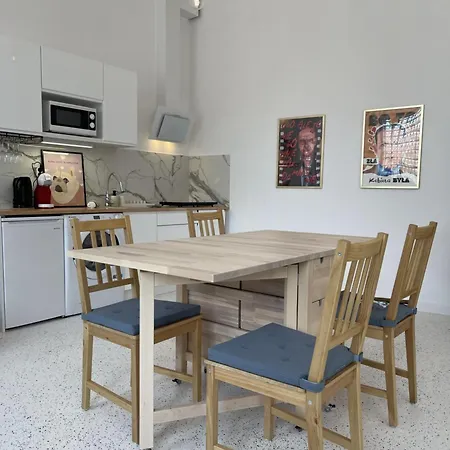 Oaza Resetu Chill Escape Parking Gratis Przy Drzwiach Apartamentu Automat Z Grami Retro Rzutki Noble Aparts Apartament