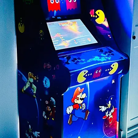 Oaza Resetu Chill Escape Parking Gratis Przy Drzwiach Apartamentu Automat Z Grami Retro Rzutki Noble Aparts Łódź